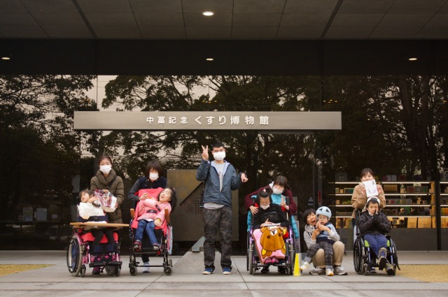 中富記念くすり博物館前にて集合写真